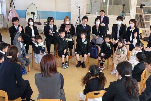 卒園式後のサークルタイムで保育園での思い出の発表など