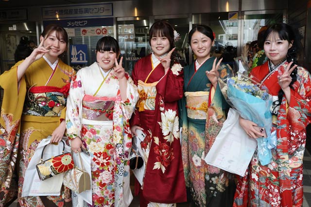 �u�ǂ��ɂ��Ă��ӂ邳�Ƃ͉��v�@��\�΂̖�o�ɍ��쉍�s�����G�[���@�A���r�V���̐ΎR�󂳂���o��