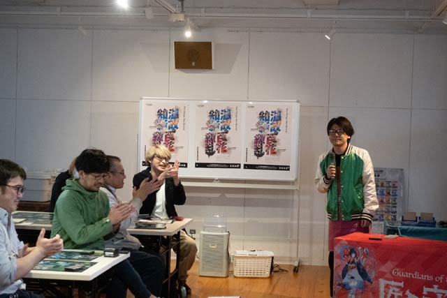 匠の守護者TCGで真剣勝負をする大会参加者