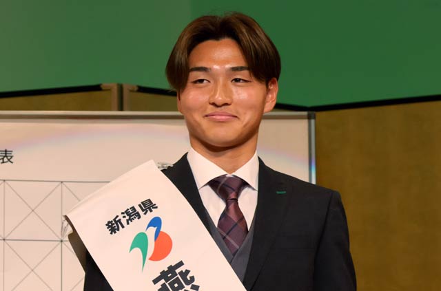 ���s����J���[�K�[�E�A���r�V���̓�\�΂̐ΎR��I�肪���s�̓�\�΂̏W���ɏo��