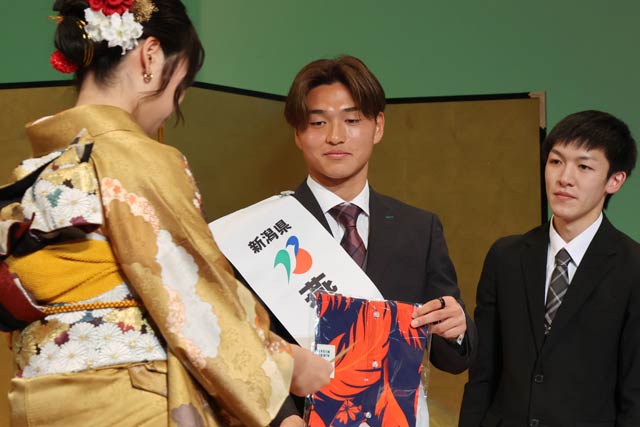 �i�i�咊�I��Ń`�[���O�b�Y�̌i�i�̃v���[���^�[��