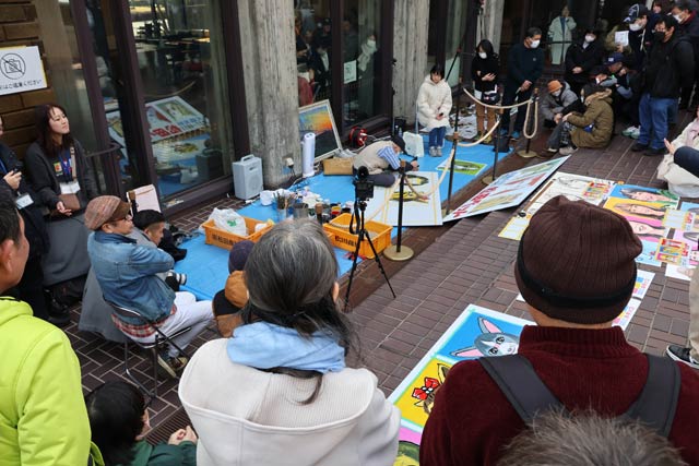 ��100�l������̂悤�����ϗ�