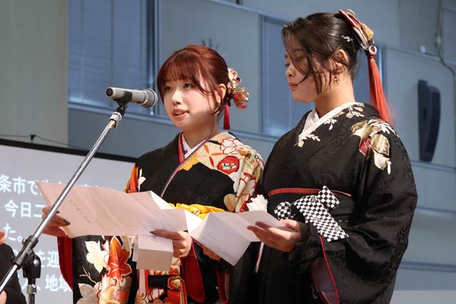 二十歳のことばを述べる鈴木さんと溝口さん