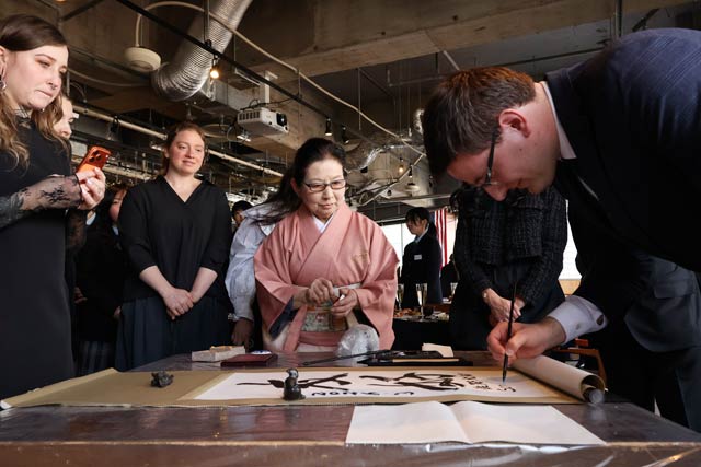 ���߂ŕM�Ŏ����̖��O�������\�����\���s��