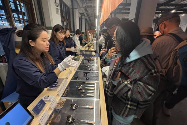 �R������H�Ɣ̔��u�[�X