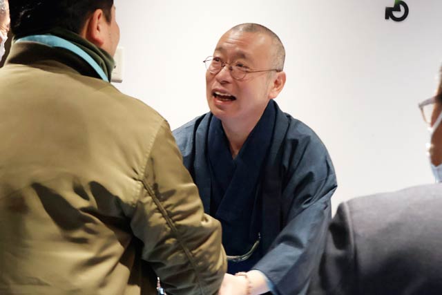 支援者を見送る相場さん