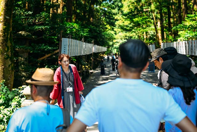 過去の弥彦でのガイドツアーのようす